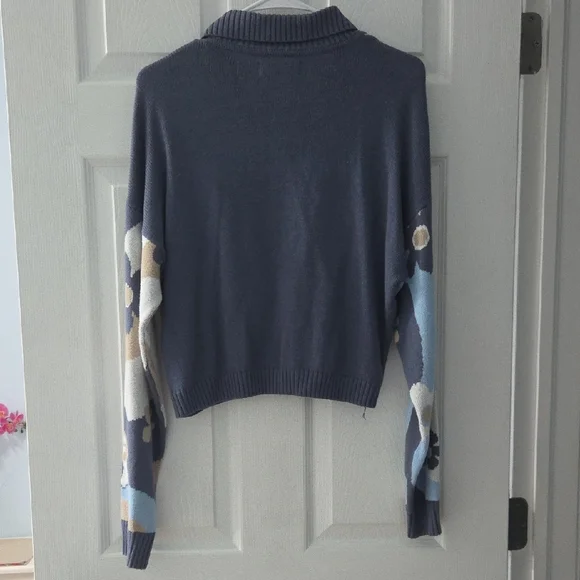 Hollister Women's Blue and Cream Cardigan - Picture 3 of 6